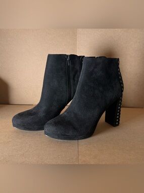 Guess GW Beverly 2 Eyelet Black Suede 4" Heel Booties Size 8.5 8 1/2
